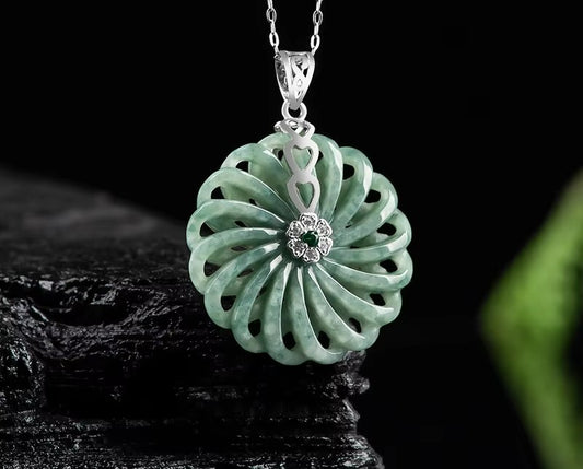 NA- Jade Pendant Lucky Turn Wheel Burmese Myanma Jadeite Jade Type A//Liontin Giok Roda Putar Keberuntungan Giok Burma Myanmar Jadeite Tipe A